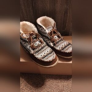Minnetonka Torrey ankle booties fur lined mukluks moccasins saddle blanket